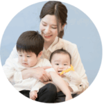 お母さんと歯を受傷した子供